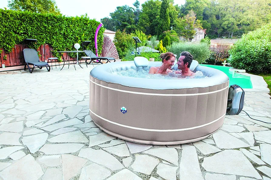 Couple profitant d'un spa gonflable dans un jardin