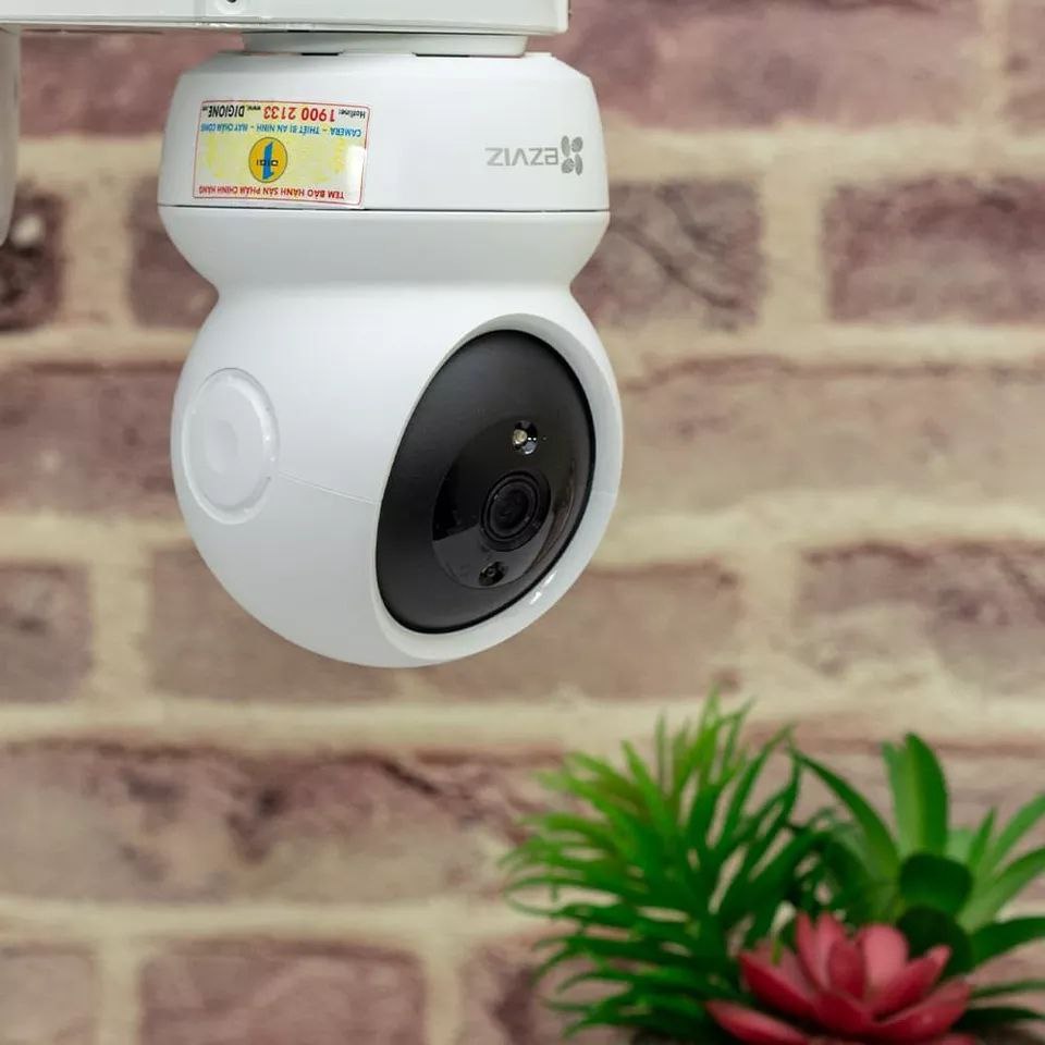 Caméra EZVIZ installée sur un mur