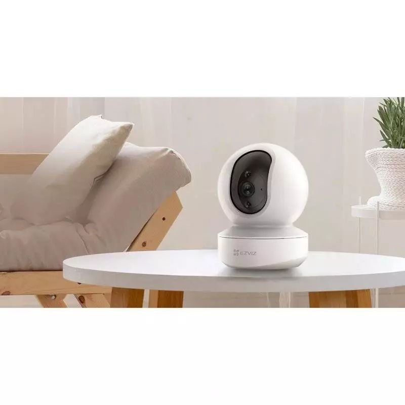 Caméra EZVIZ posée sur une table de salon