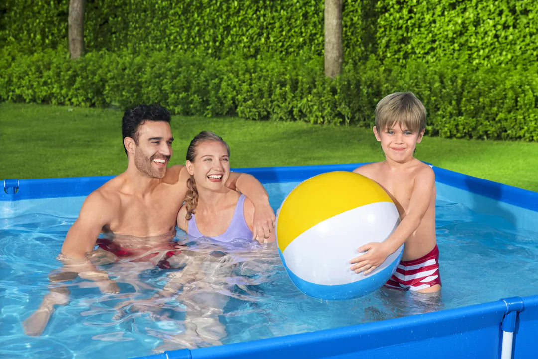Piscine tubulaire Bestway Steel Pro rectangulaire installée dans un jardin