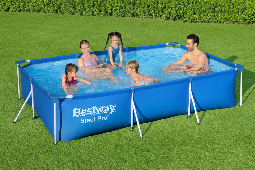 Vue de côté de la piscine tubulaire rectangulaire Bestway
