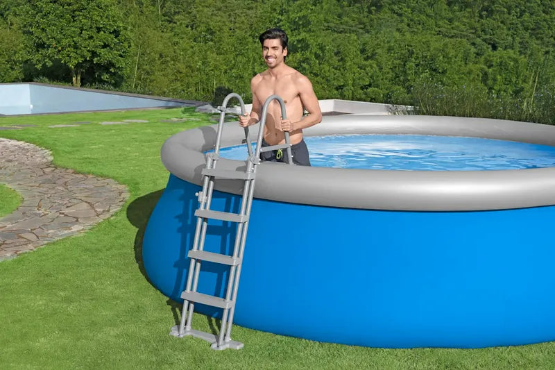Piscine Fast Set Bestway installée dans un jardin