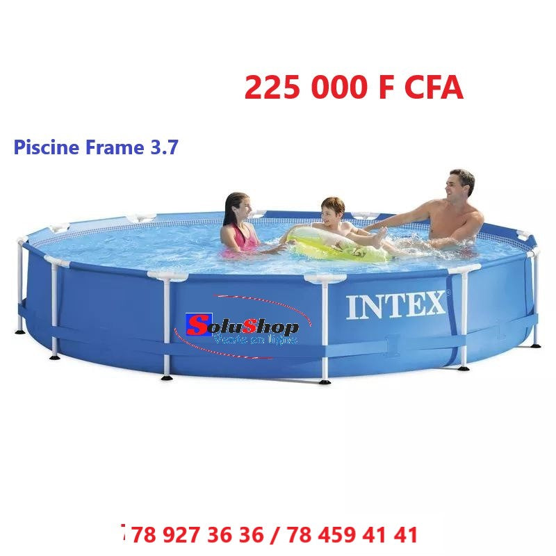 Grande piscine ronde Intex installée dans un jardin