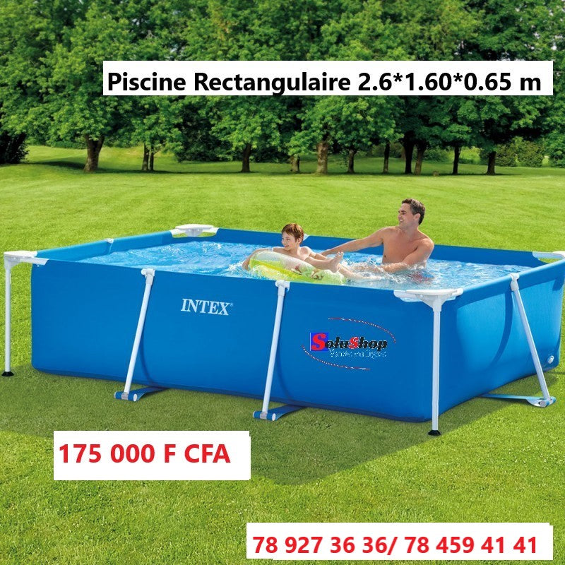 Piscine Intex rectangulaire installée dans un jardin