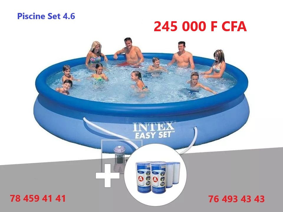 Grande piscine Easy Set Intex installée dans un jardin