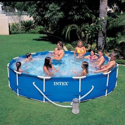 Piscine ronde Intex remplie d'eau prête à l'usage