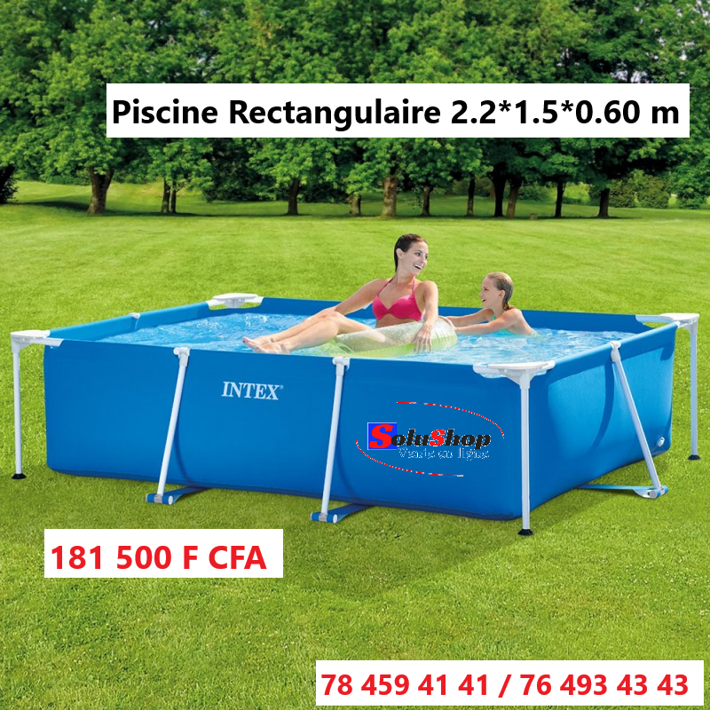 Piscine rectangulaire Intex prête à l'usage dans le jardin
