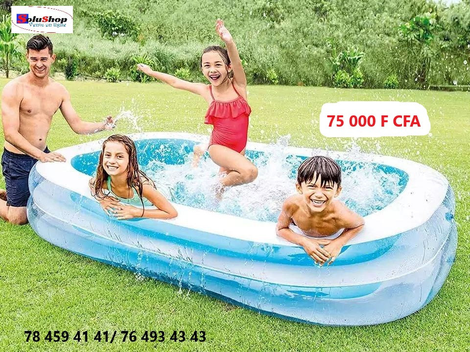 Piscine gonflable familiale installée dans un jardin