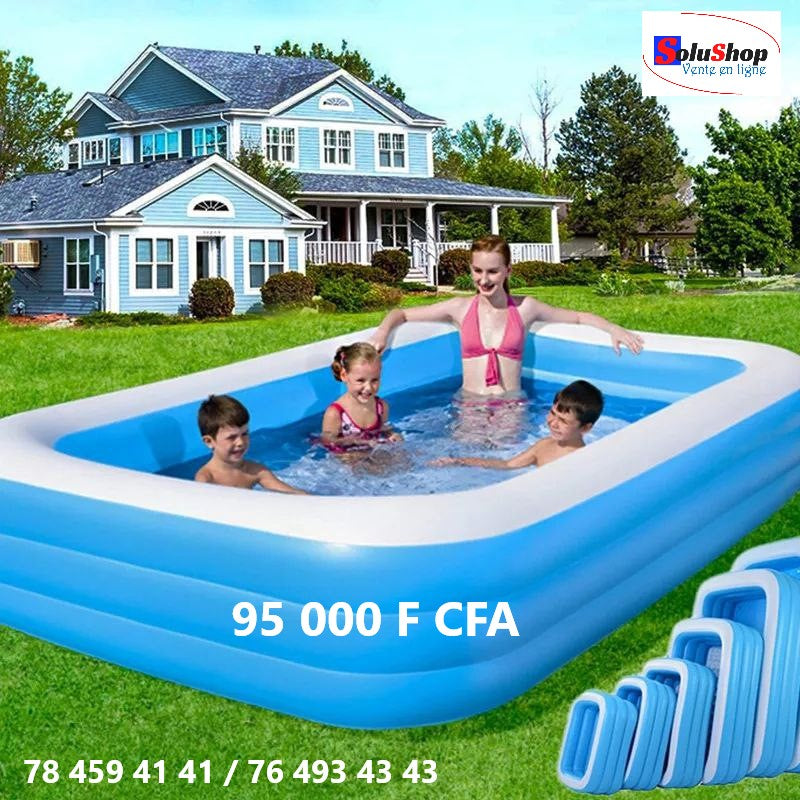 Famille profitant de la grande piscine gonflable à deux boudins