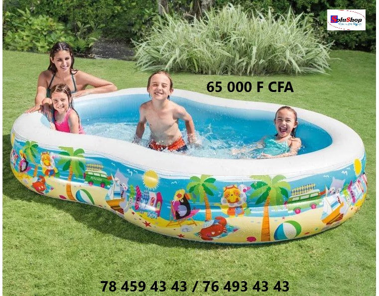 Enfants jouant dans la piscine gonflable thème plage