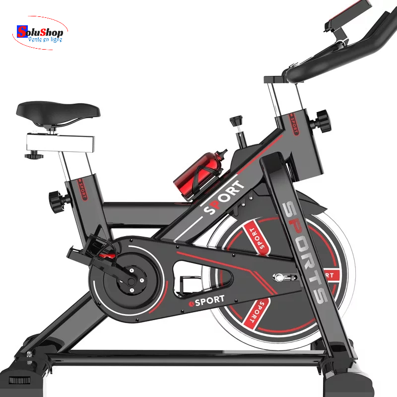 Vélo de spinning noir et rouge, détail de la structure