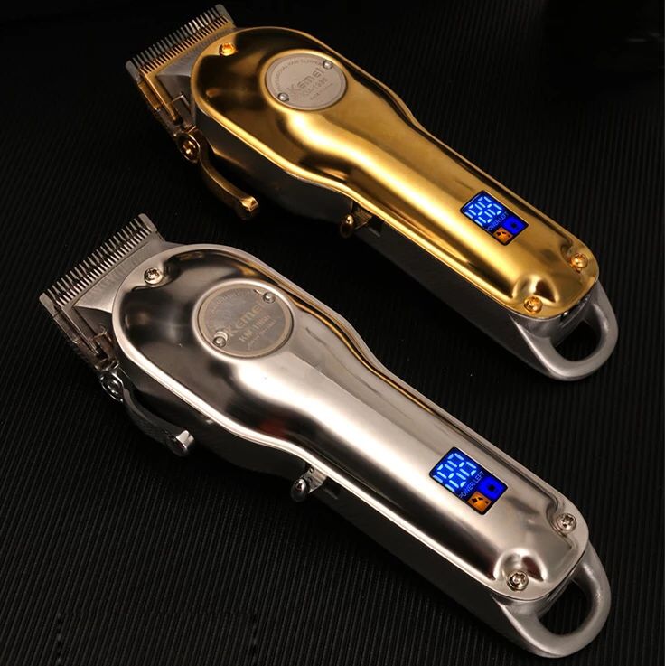 Duo de tondeuses Kemei or et argent, posées à plat