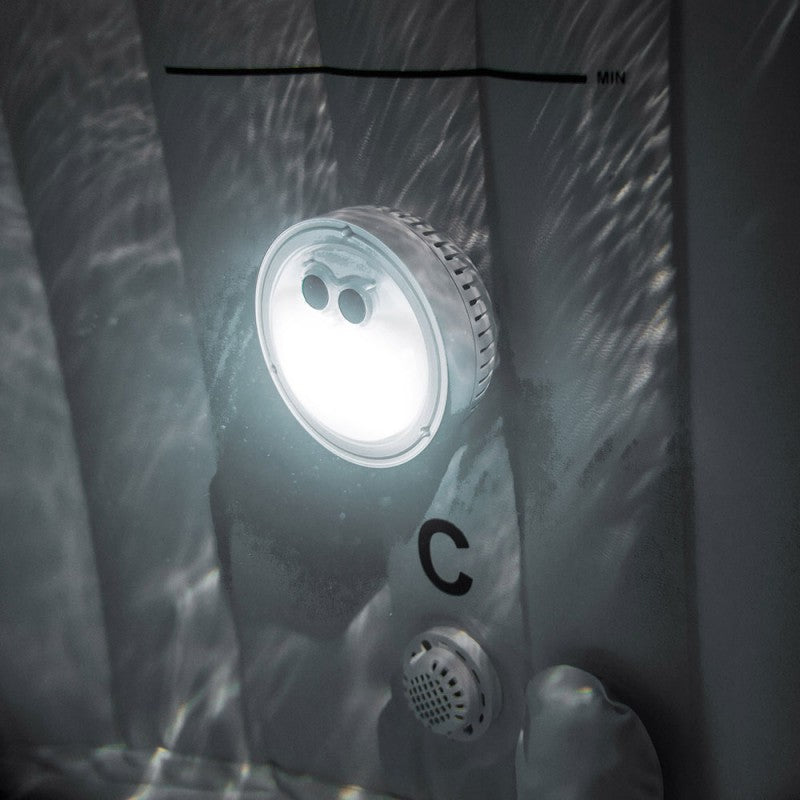 Lumière LED installée sur la paroi du spa, blanche
