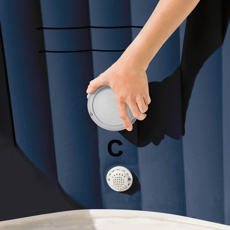 Lumière LED installée sur la paroi du spa, bleu foncé